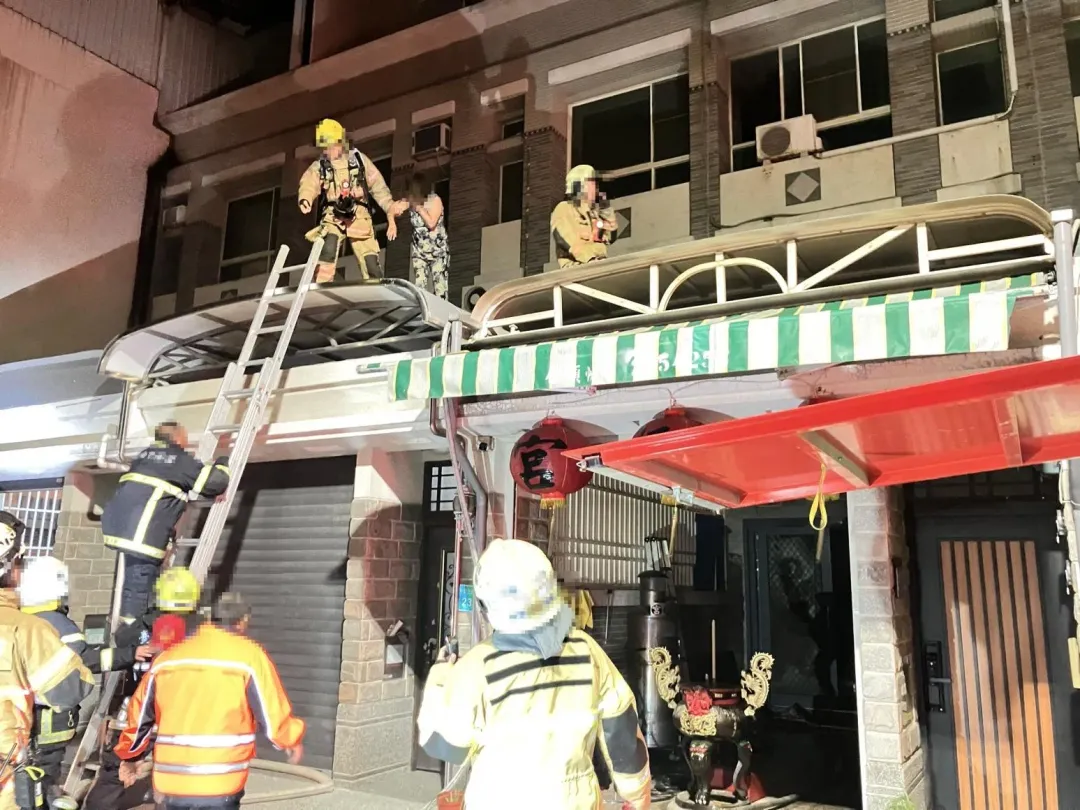 台南市安南區1處4層樓民宅24日晚間9時35分許發生火警，3人受困火場。（圖／中天新聞）