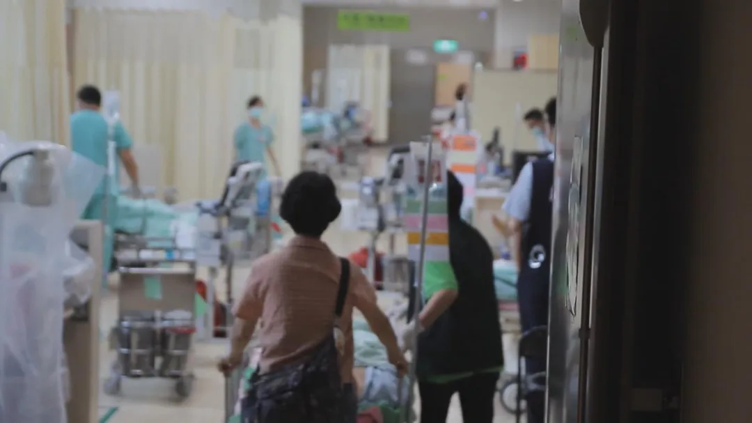 健保署於2023年7月1日調整部分負擔，將醫學中心急診部分負擔提高至750元，區域醫院則調升至400元。（圖／中天新聞）