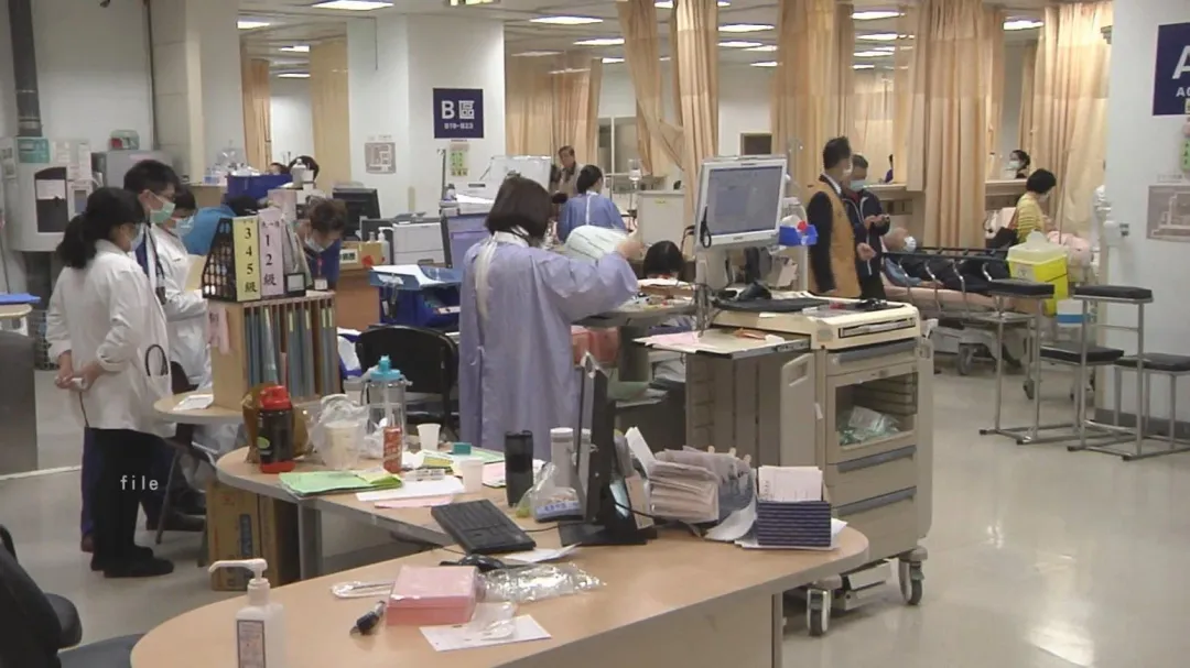 台灣醫護人力陷入短缺，北榮、台大、新光等醫院陸續表態「不同工不同酬」。（示意圖／中天新聞）