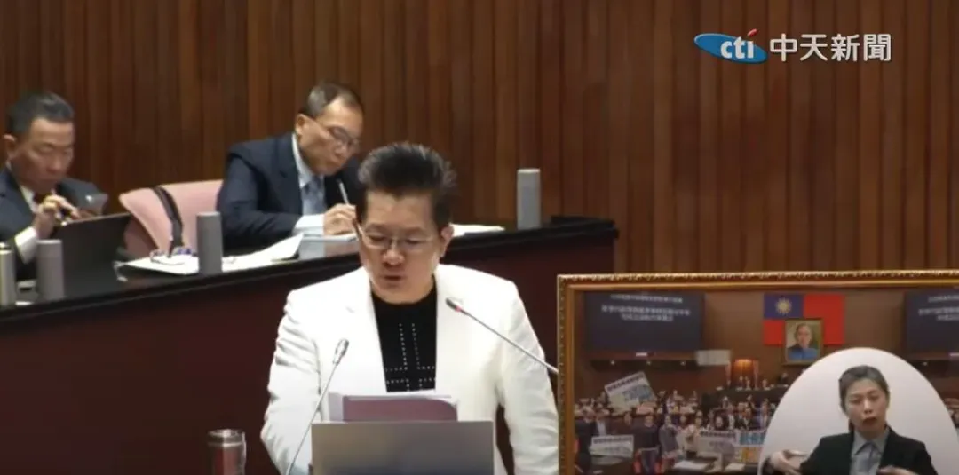 民眾黨立委吳春城今(25日)在院會質詢壯世代政策,一度哽咽，最後宣布請辭立委。(圖／中天新聞)