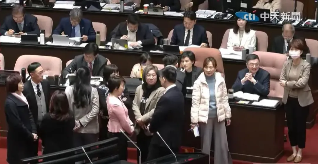 立法院今(25日)開議，民進黨立委防在野黨杯葛抗議，群起站在卓榮泰桌前護航。（圖／中天新聞）