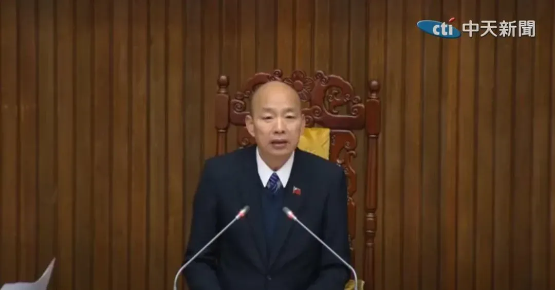 主持議事的立法院長韓國瑜忙喊質詢暫停，要求雙方好好詢、答。(圖／中天新聞)