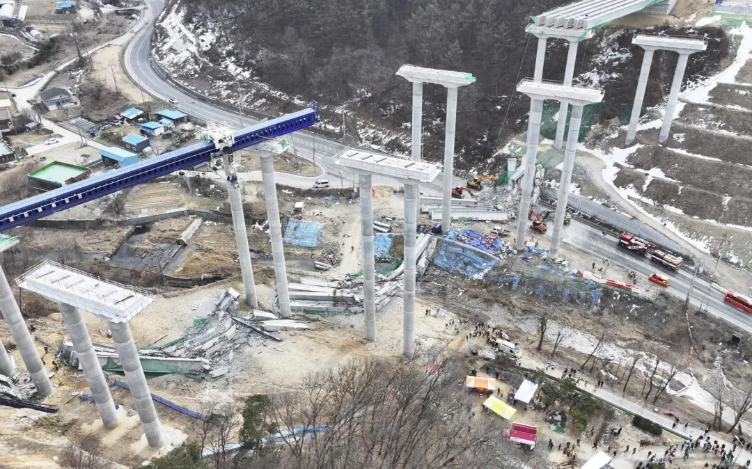 南韓一處高速公路橋梁工地發生坍塌事故。（圖／美聯社）