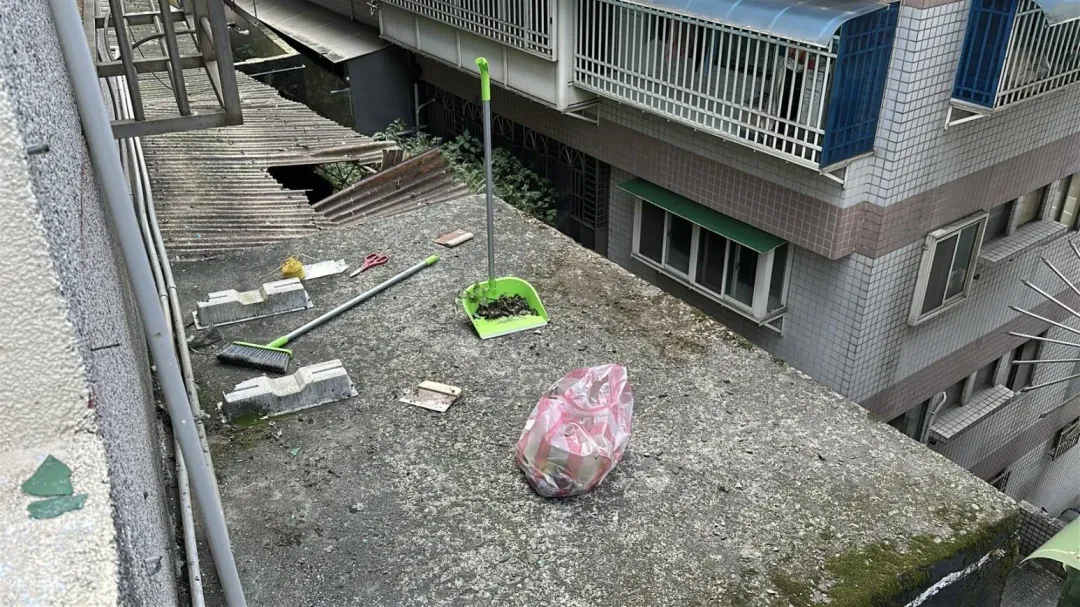 男子修理自家陽台不慎墜樓。（圖／翻攝畫面）