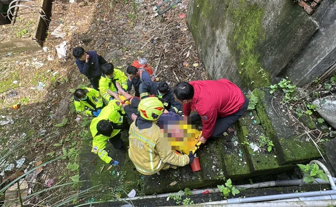 男子墜樓摔到邊坡救護人員協助脫困送醫。（圖／翻攝畫面）