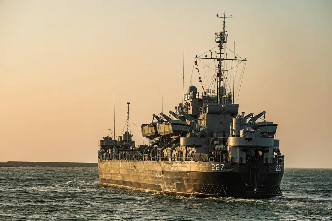 海軍戰車登陸艦的主電力系統是直流電，圖為中明號。(圖/截自海軍臉書)
