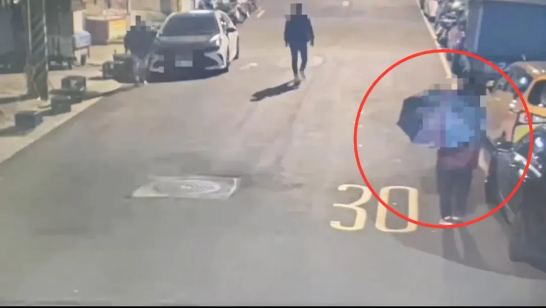 男子隨機開車門被民眾目擊活逮。（圖／翻攝畫面）
