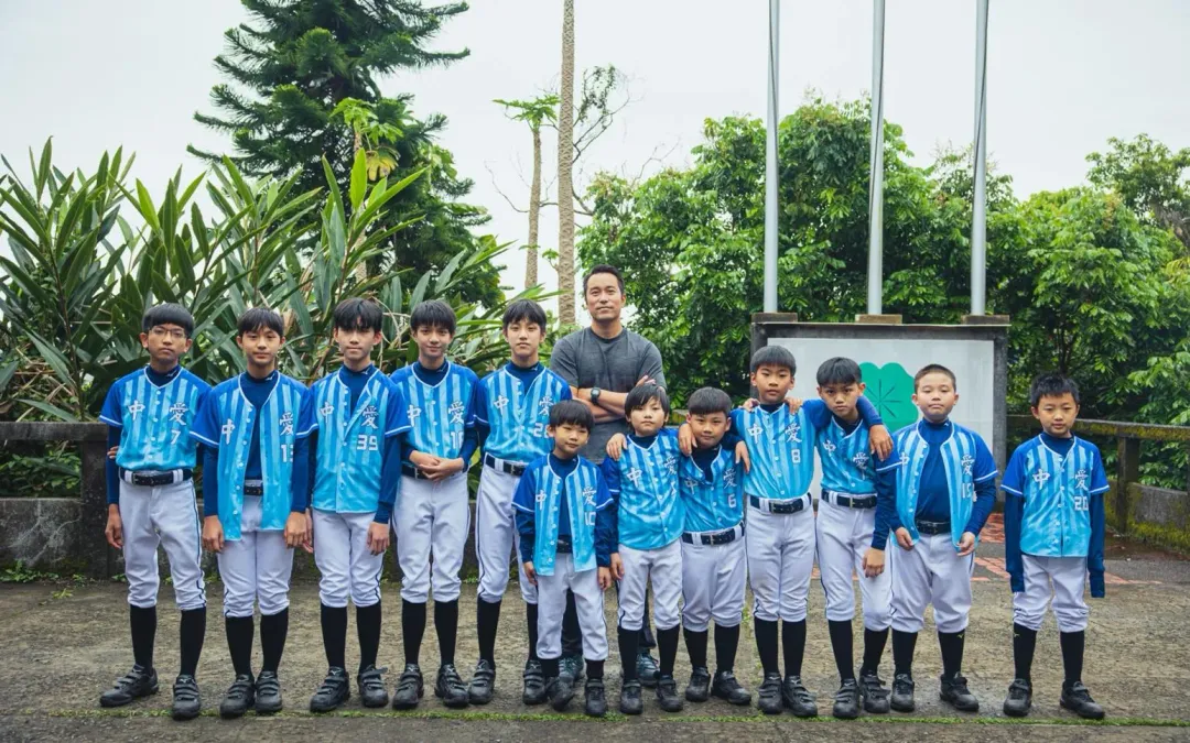 《器子》張孝全（後）與他所帶領的少年棒球隊。（圖／華映娛樂 提供）