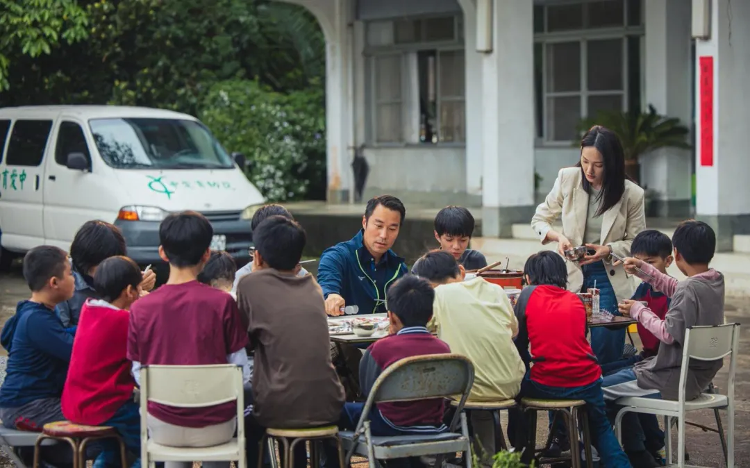 《器子》張孝全（中）平時會買好料請小球員們共享。（圖／華映娛樂 提供）