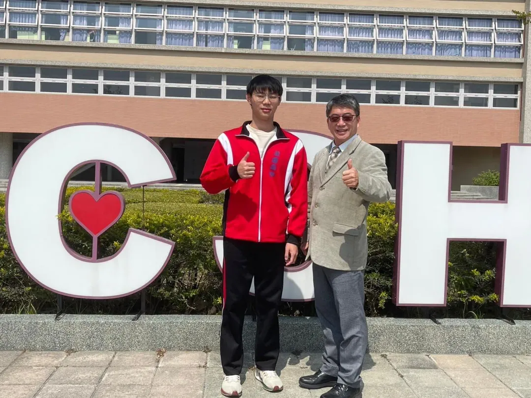 嘉義縣鹿草鄉農村子弟許弼荏在田埂邊苦讀。（圖／校方粉專）