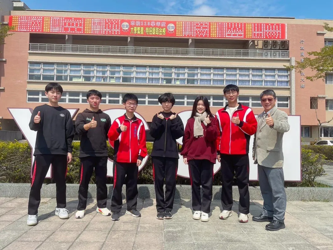 許弼荏（右2）今年學測拿下自然組53級分、社會組51級分，是校內雙榜首。（圖／校方粉專）