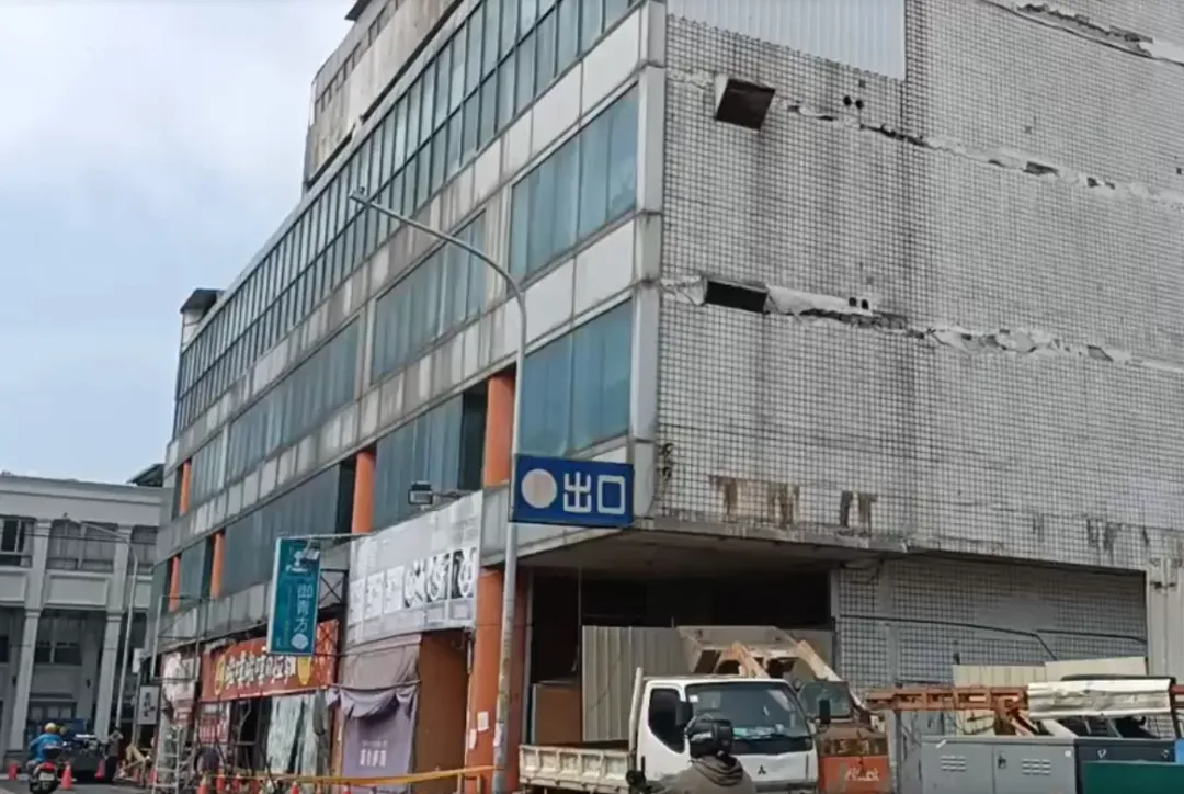 彰化最大爛尾樓「黃金帝國」今(25)日進行周邊圍籬作業準備拆除,施工單位進入爛尾樓現場拜土地公及地基主,竟意外發現1男子墜樓而亡。(圖/中天新聞)