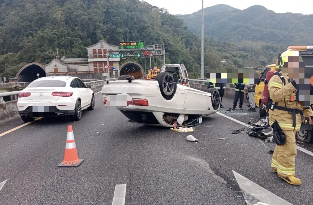 BMW雙門跑車四輪朝天。（圖／翻攝畫面）