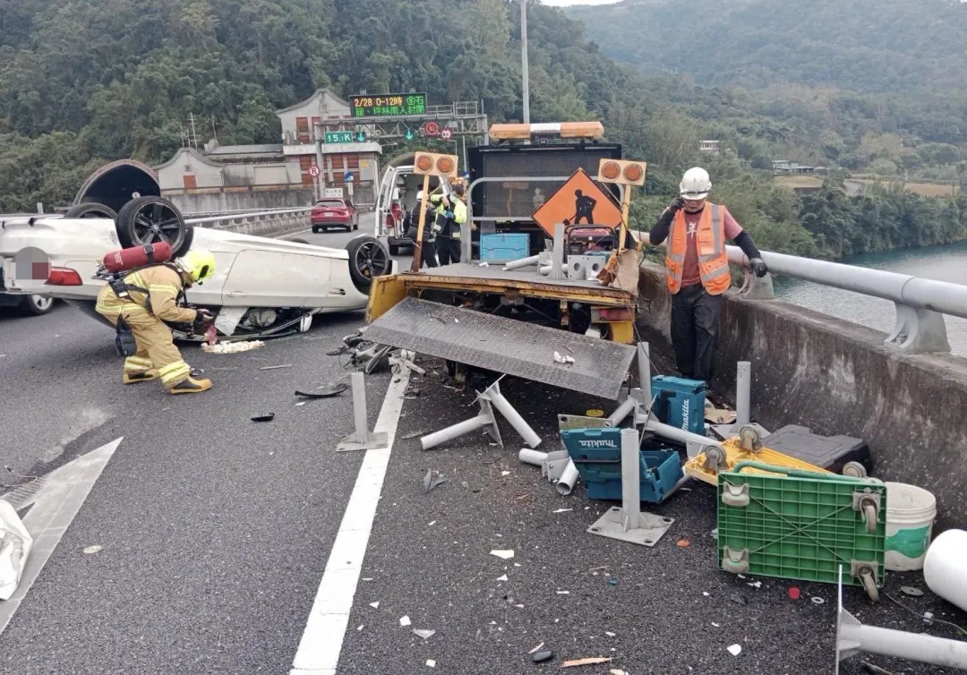 工程車遭撞擊嚴重毀損。（圖／翻攝畫面）