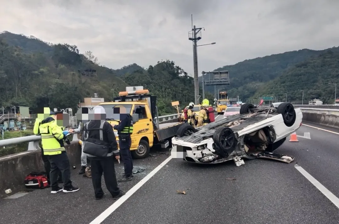 BMW雙門跑車在國5撞擊工程車翻覆。（圖／翻攝畫面）
