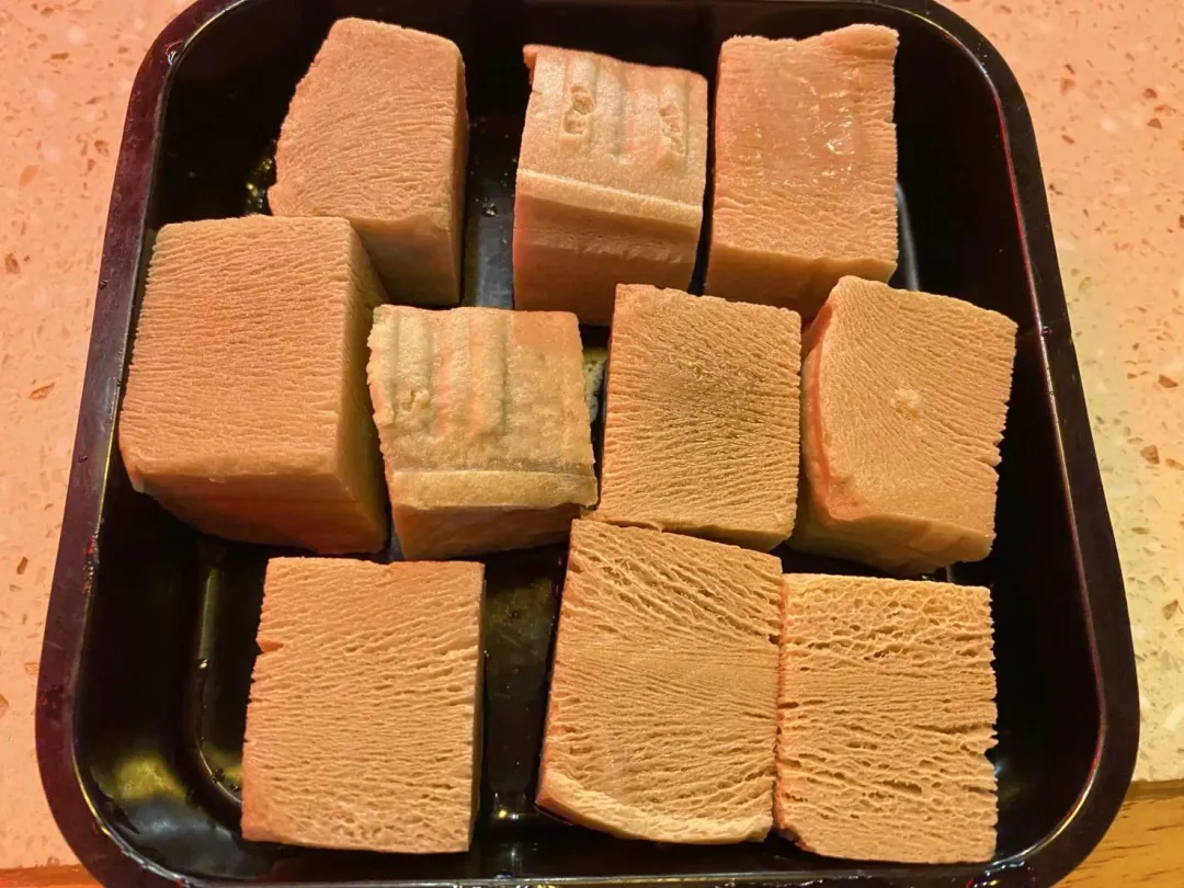 黑豆凍豆腐有獨特香氣，入口多汁濃郁。（圖／黃宏輝提供）