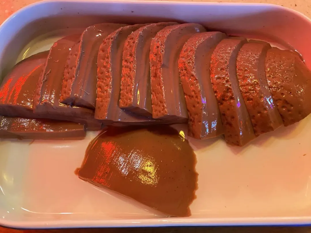 極嫩的鴨血下鍋3分鐘就入味，久煮反而縮水影響口感。（圖／黃宏輝提供）
