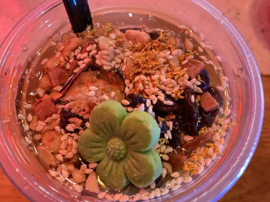 在「魚擺擺」吃得到成都涼品「冰粉」，看上去就像愛玉。（圖／黃宏輝提供）