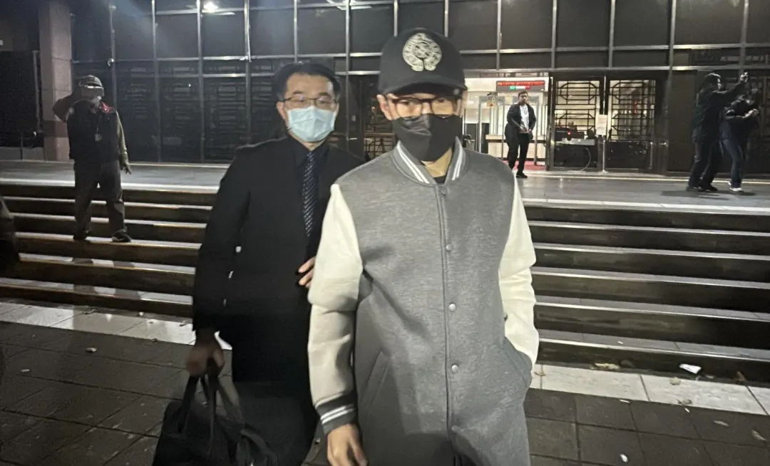 李威昨晚交保走出台北地檢署。(圖/塗豐駿攝)