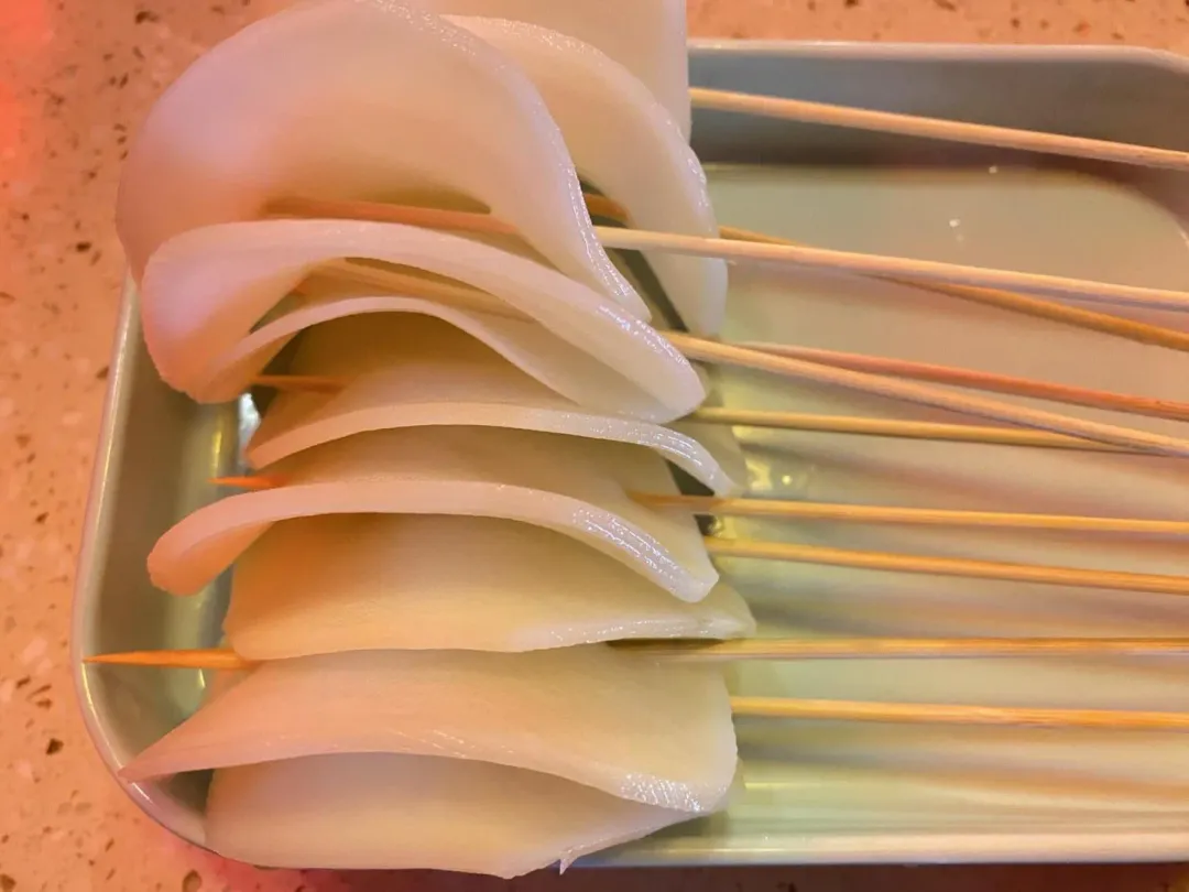 店家將馬鈴薯片（土豆片）串成1串，做成麻辣燙的食用方式。（圖／黃宏輝提供）