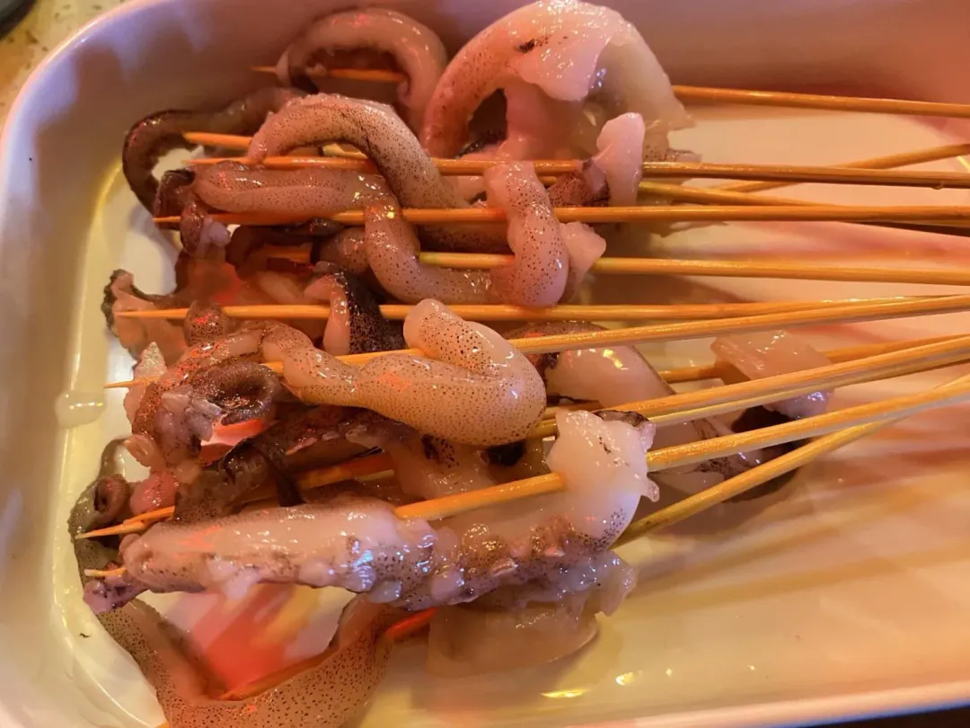 魷魚鬚被竹籤串的井井有條，食客只需拿起竹千就能食用，不用在鍋裡翻攪尋找。（圖／黃宏輝提供）