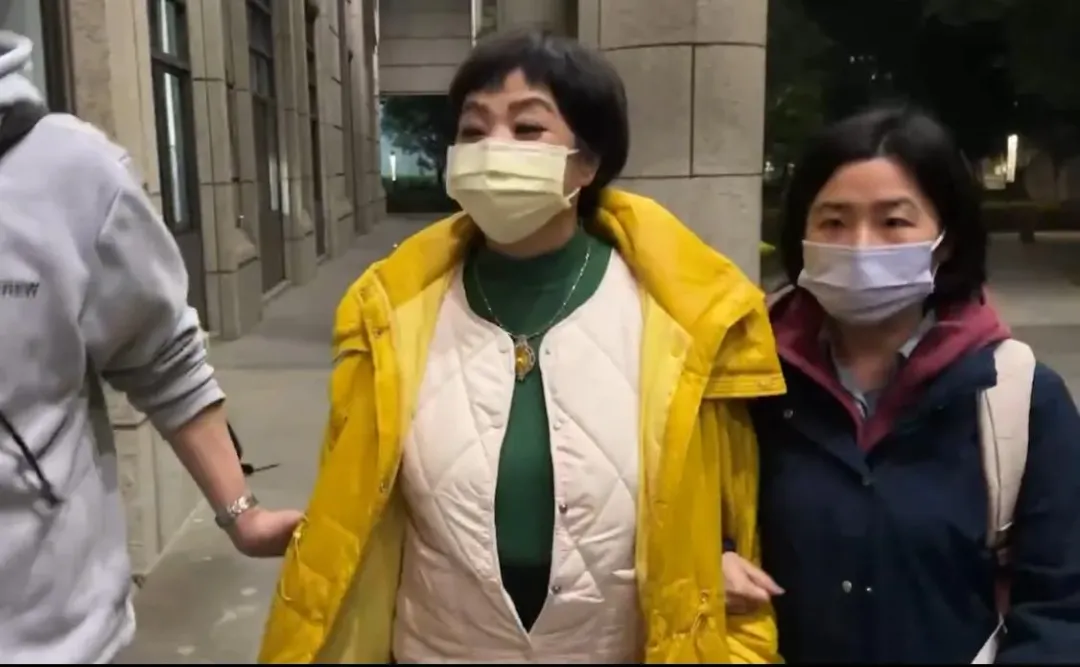 資深藝人易淑寬被帶往桃園地檢署接受檢方複訊。（圖／翻攝畫面）