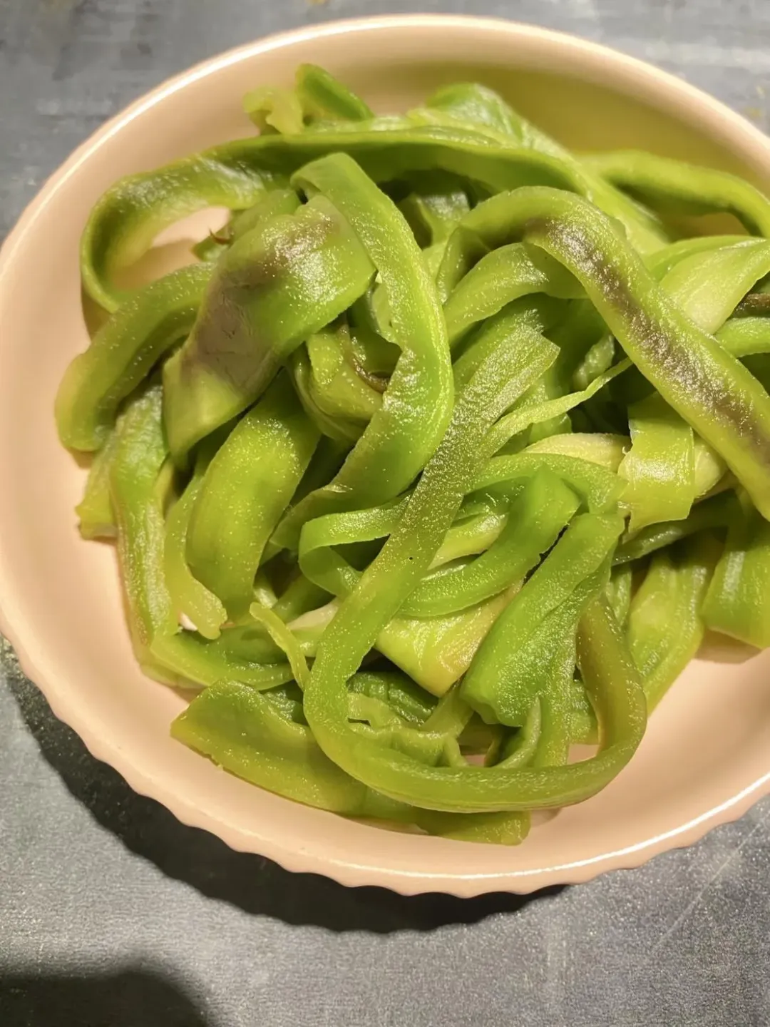 店內提供貢菜與夏日茼蒿等精選食材。（圖／黃宏輝提供）
