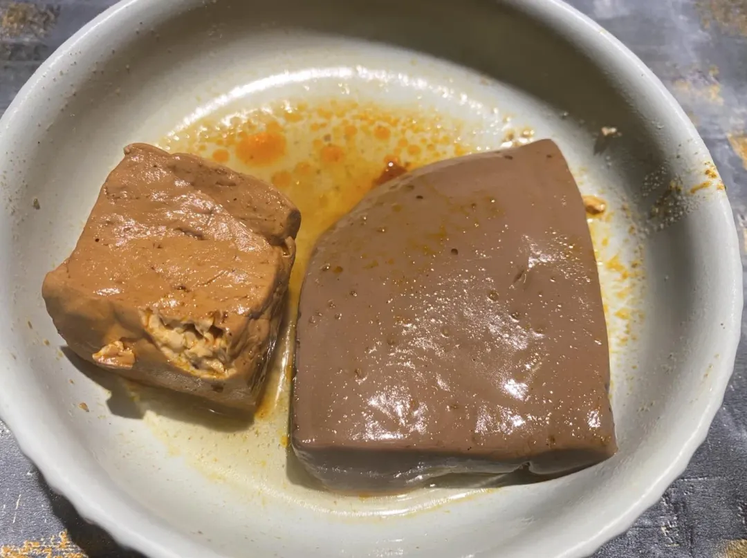 店家精選的鴨血搭配自滷豆腐，堪稱一絕。（圖／黃宏輝提供）
