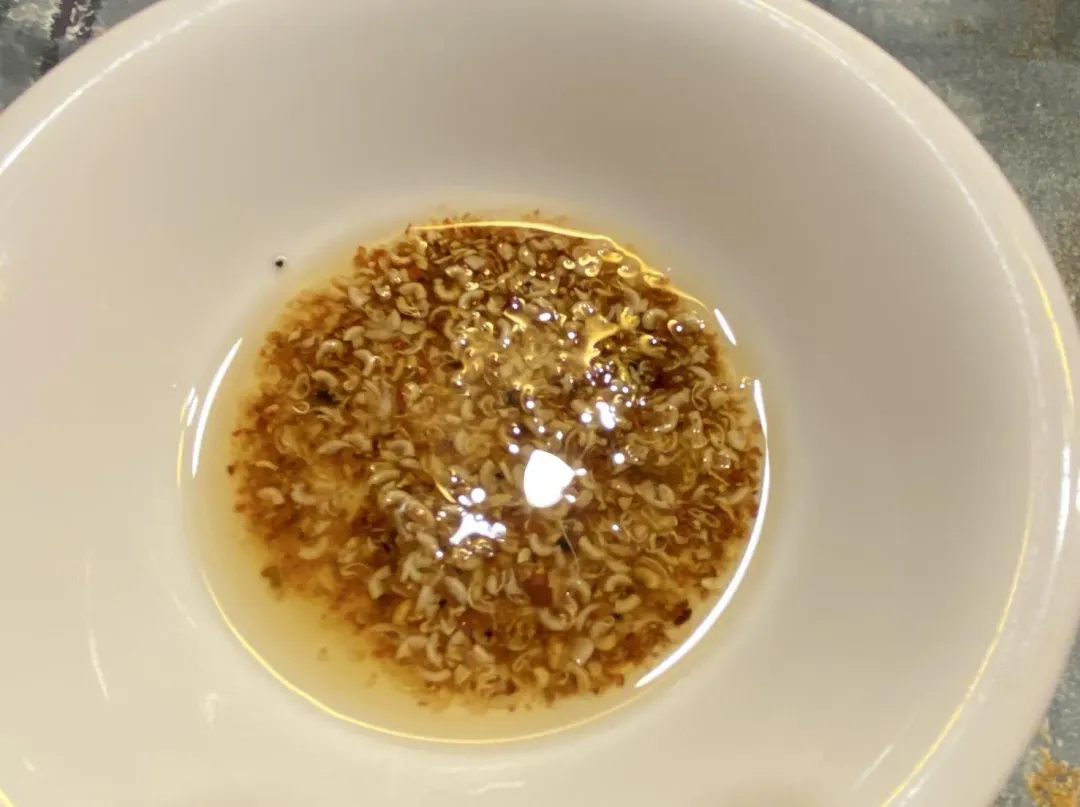 店家為喜愛麻辣口感的饕客準備了花椒油，口味更增豐富。（圖／黃宏輝提供）