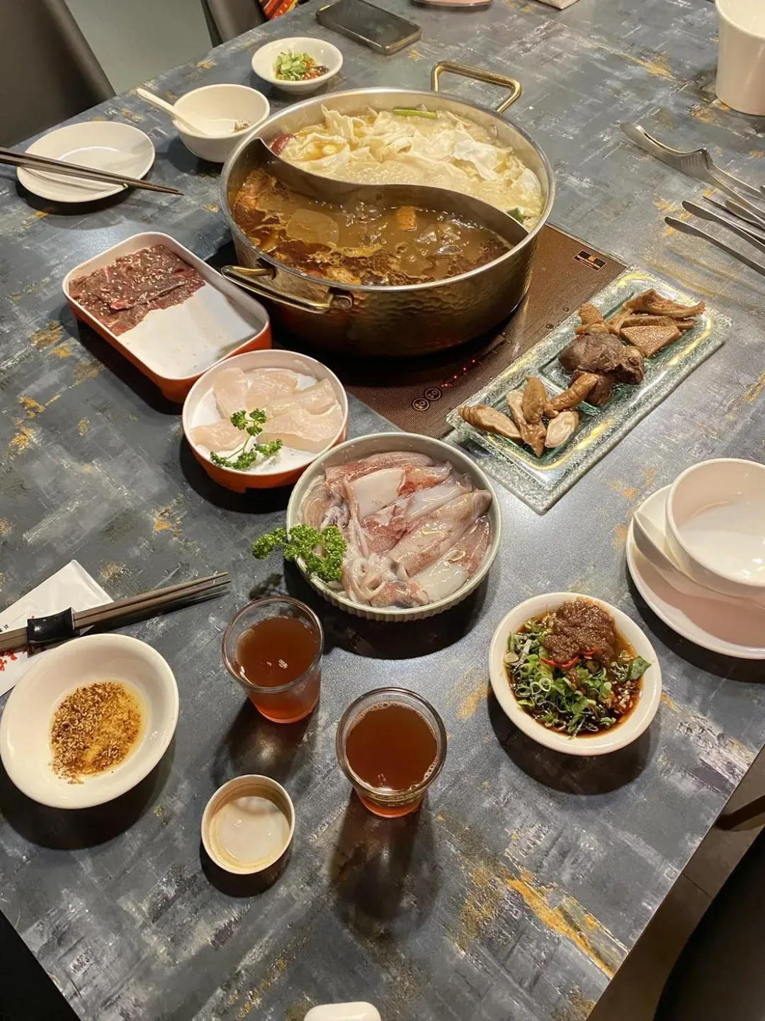 老撈麻辣鍋以中藥入湯，3分油、7分湯的比例調和出獨家風味。（圖／黃宏輝提供）