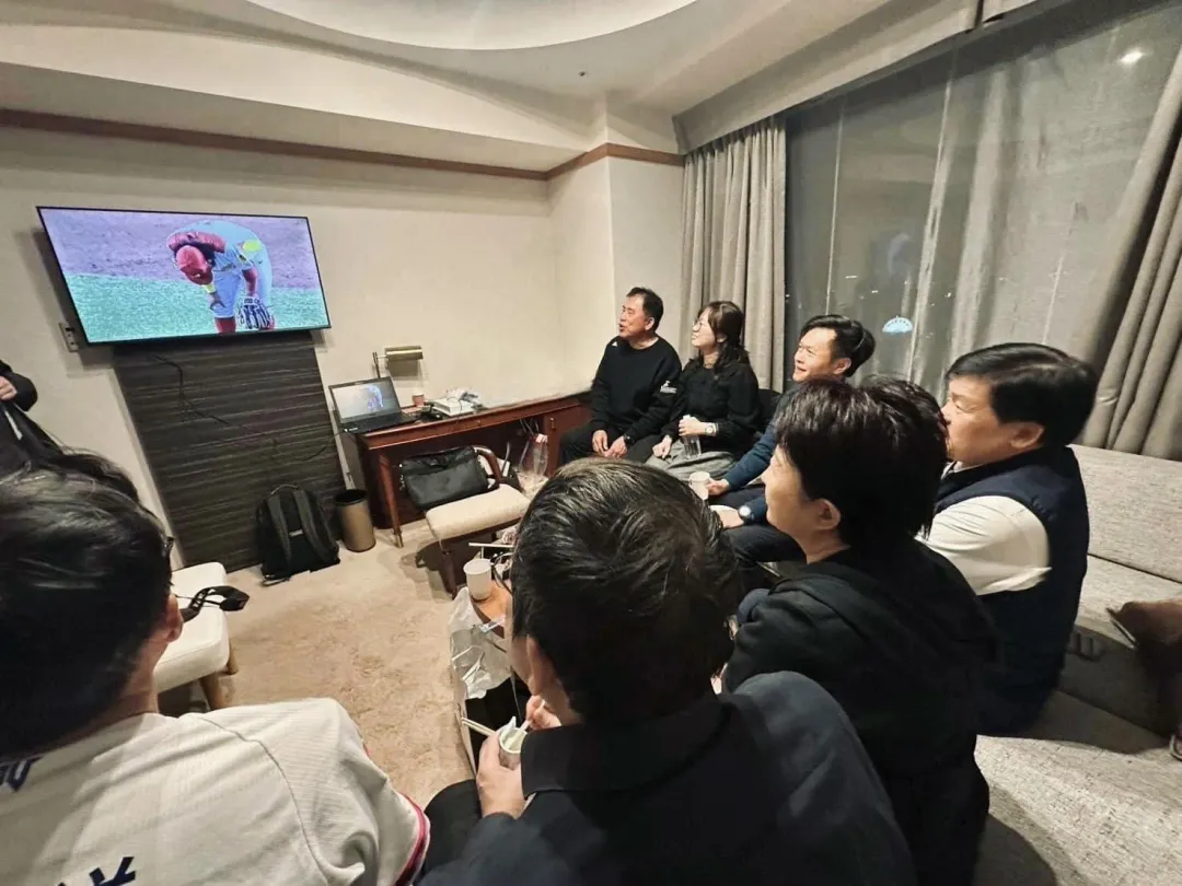 盧秀燕觀看中華隊25日的比賽。（圖／翻攝盧秀燕臉書）