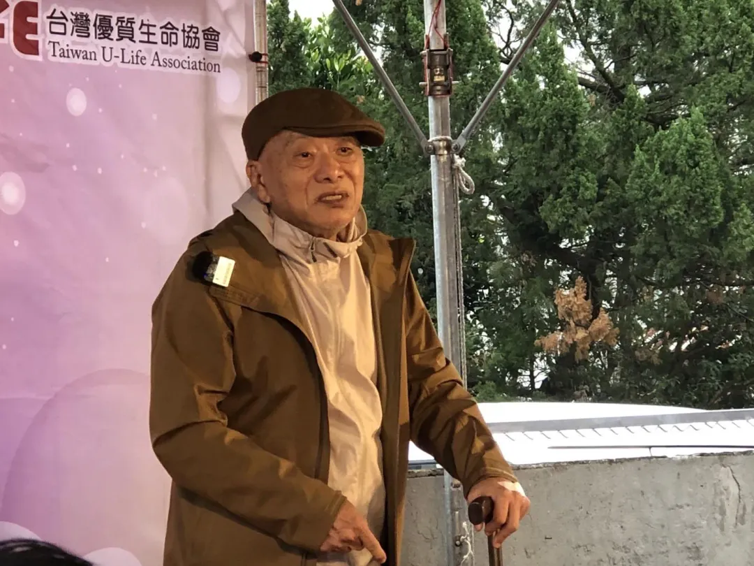 凌峰26日拄拐杖現身台灣優質生命協會舉辦的《2025愛傳承關懷演唱會信義場》。（圖／記者郭竹倩 攝）
