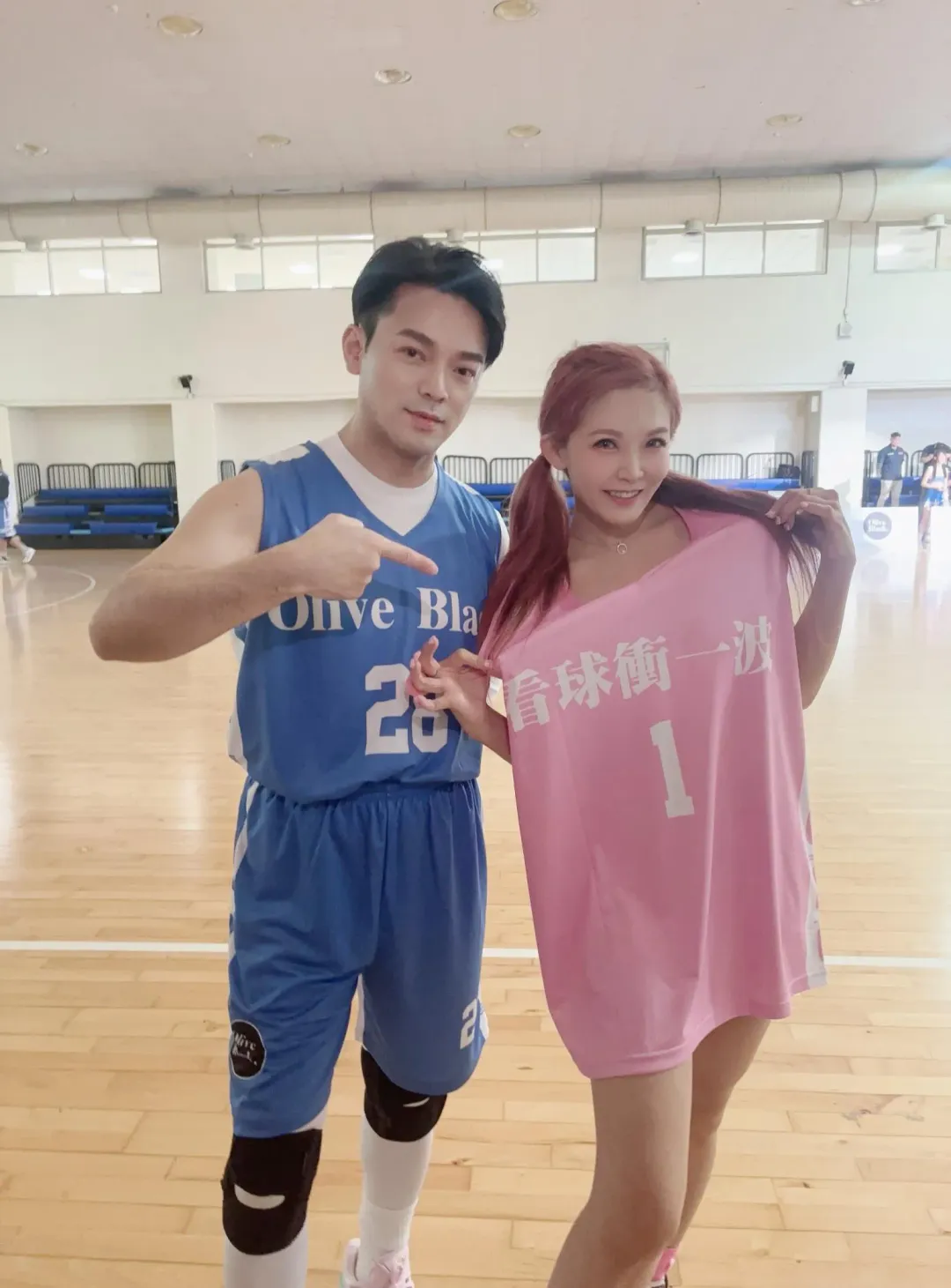 DJ圓圓（右）遇事業伯樂Ivan孵化全新節目《看球衝一波》和《球是圓的》。（圖／兆京國際娛樂 提供）