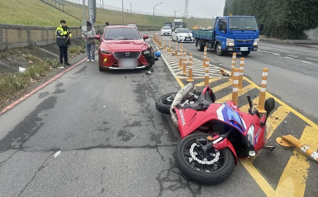 黃牌重機被轎車從後方追撞。（圖／翻攝畫面）