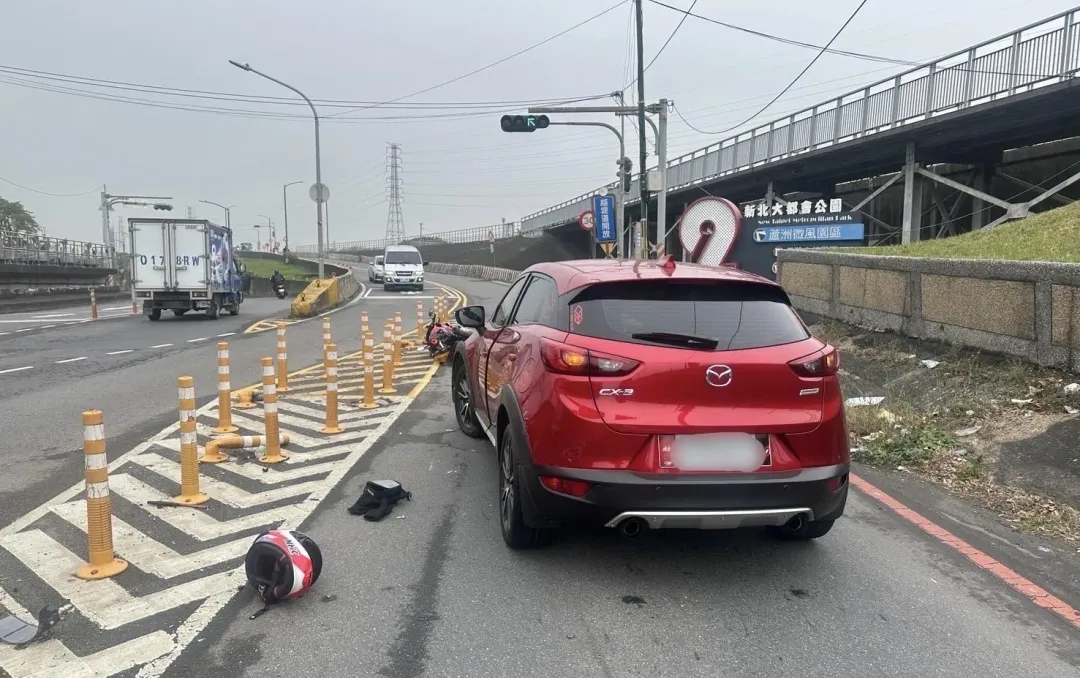 轎車疑因未注意前方路況不慎追撞。（圖／翻攝畫面）