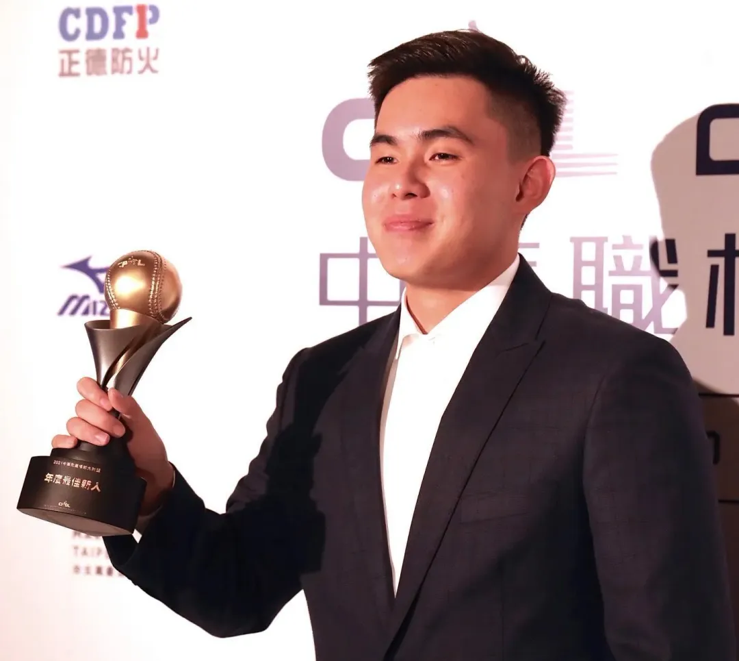 曾峻岳2021年獲得中華職棒年度最佳新人獎。（圖／翻攝自Facebook@Fubon Guardians 富邦悍將棒球隊）