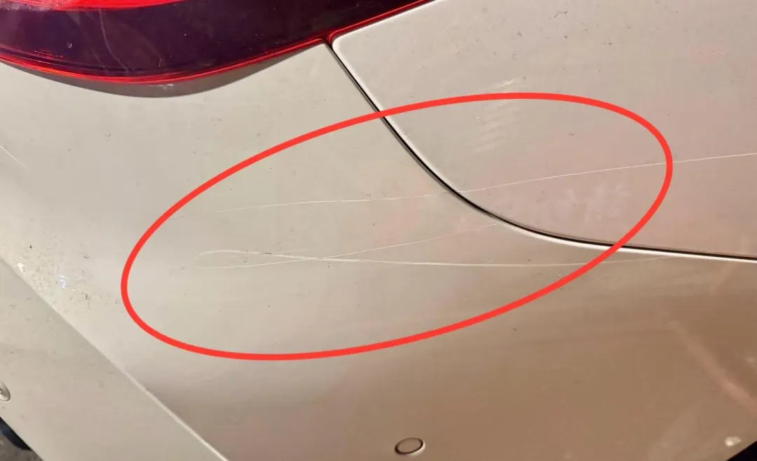車主的愛車被刮出明顯傷痕。(圖/翻攝畫面)