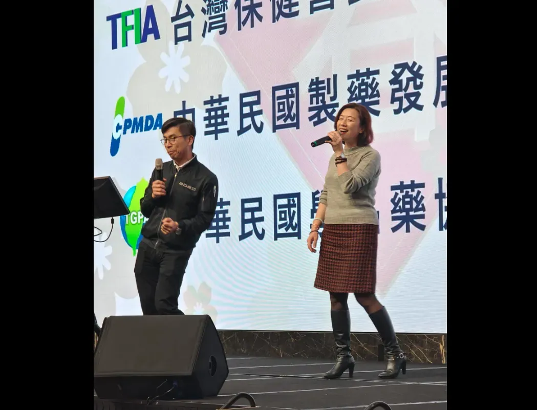 衛福部次長林靜儀被踢爆,在製藥公會的尾牙上與立委鍾佳濱嗨唱。(圖/凌濤臉書)