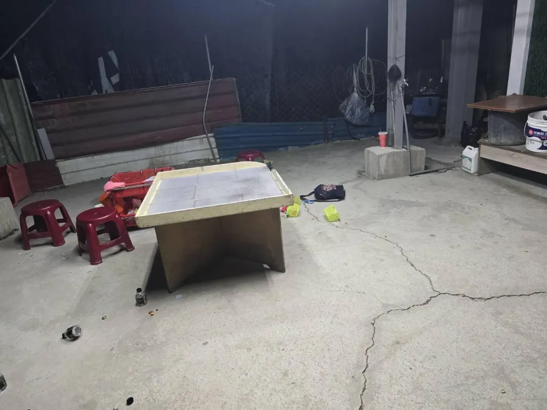 高雄1處工寮私設天九牌賭場，警方持搜索票攻堅查緝，43名賭客紛紛逃竄仍落網。（圖／翻攝畫面）