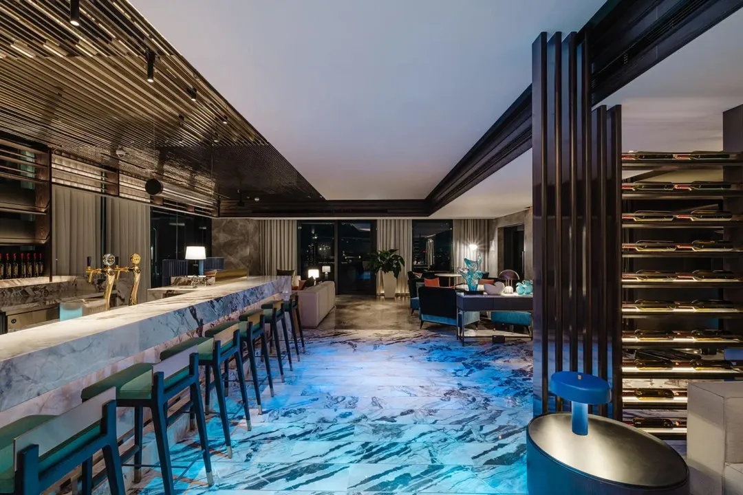 天空酒吧Rooftop Bar 22迎接三月櫻花季、女神節，推出系列活動及限定主題調酒。（圖／高雄日航酒店提供）