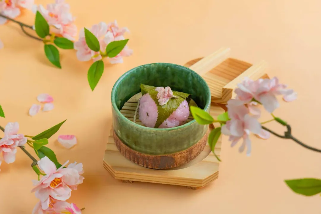 高雄日航酒店日本料理飛翔，3月1日起櫻花季推出經典關西「道明寺櫻餅」。（圖／高雄日航酒店提供）