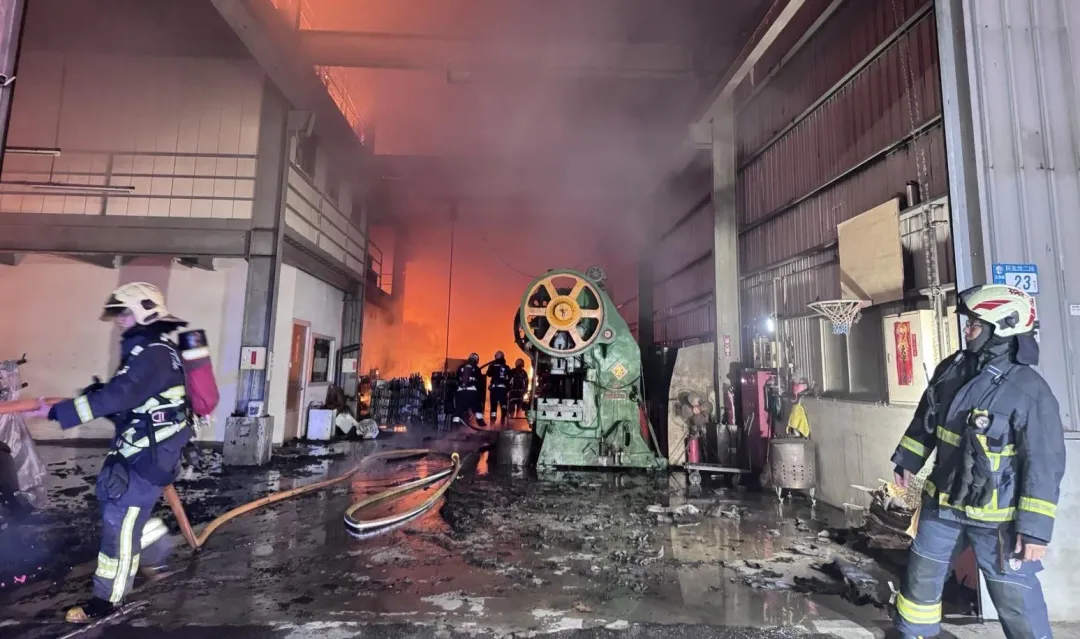 消防人員趕赴現場灌救。(圖/翻攝畫面)