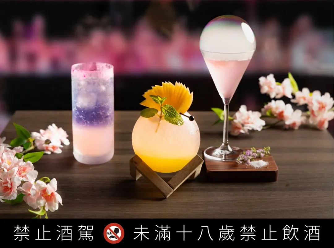 高雄日航酒店天空酒吧，獻上集聚日本風情的主題調酒「若櫻」(右一)、「十二湖」(右三)。（圖／高雄日航酒店提供）