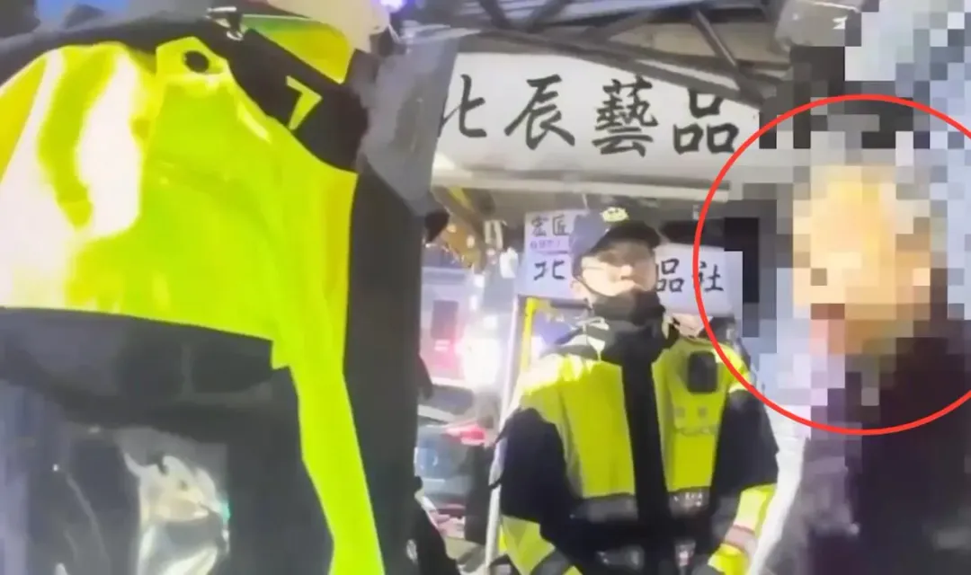 醉漢在街頭咆哮不聽警方規勸。（圖／翻攝畫面）