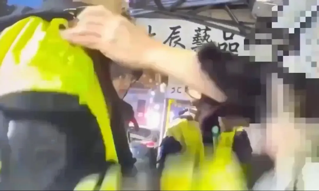醉漢凌晨在街頭失控攻擊員警。（圖／翻攝畫面）