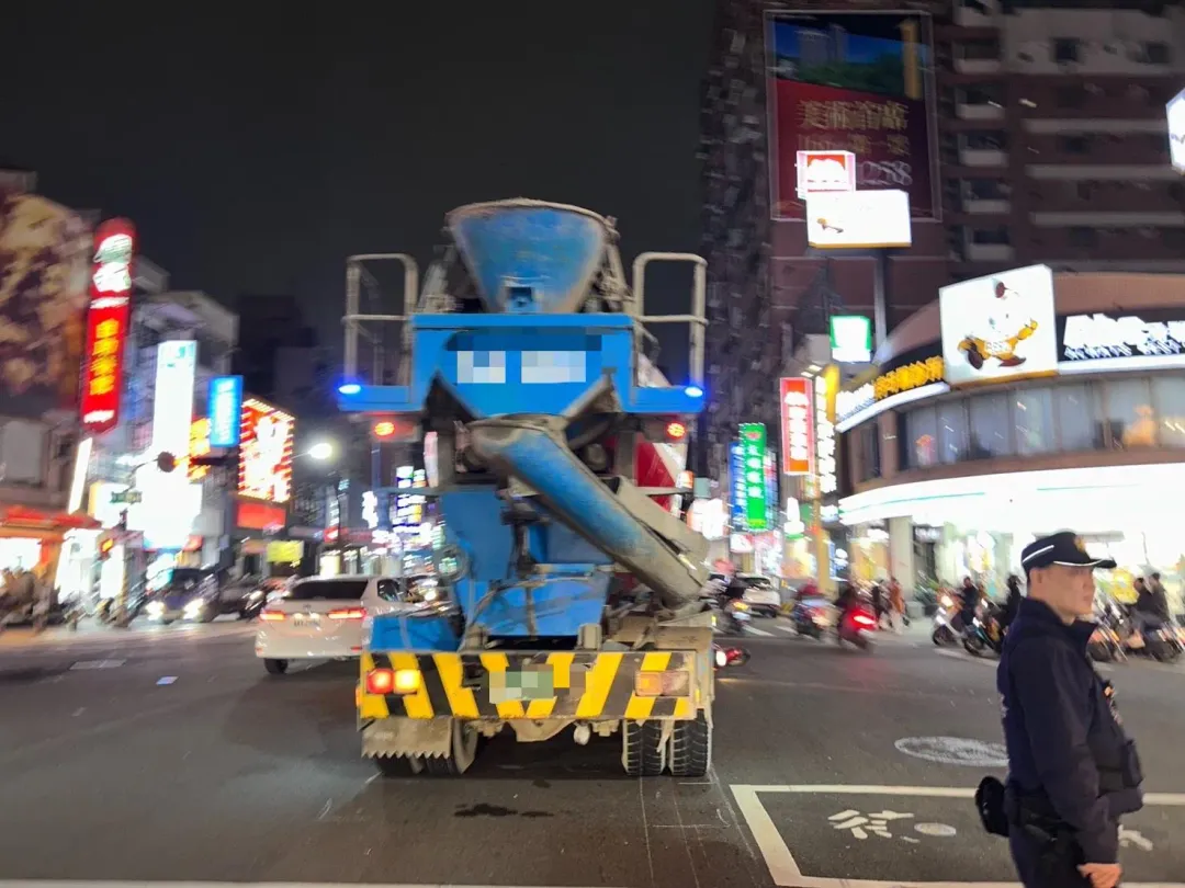 女騎士遭水泥預拌車拖行數公尺。（圖／翻攝畫面）