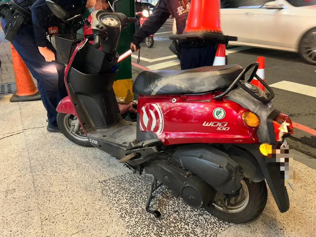 女騎士連人帶車被拖行數公尺。（圖／翻攝畫面）