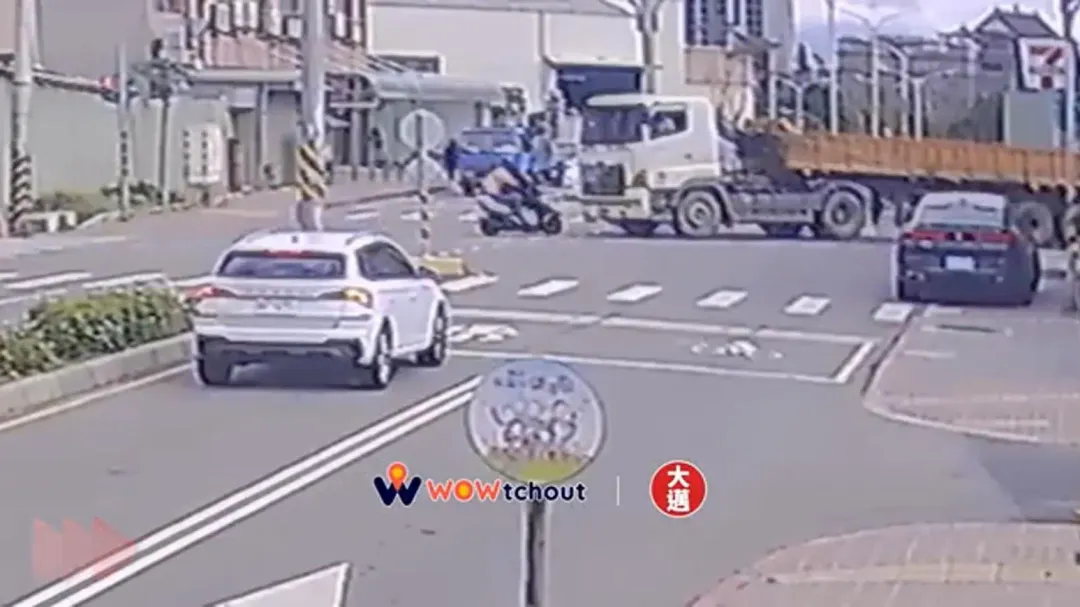 桃園中壢砂石車撞上左轉雙載機車。（圖／翻攝自臉書粉專Wowtchout - 地圖型行車紀錄器分享平台）
