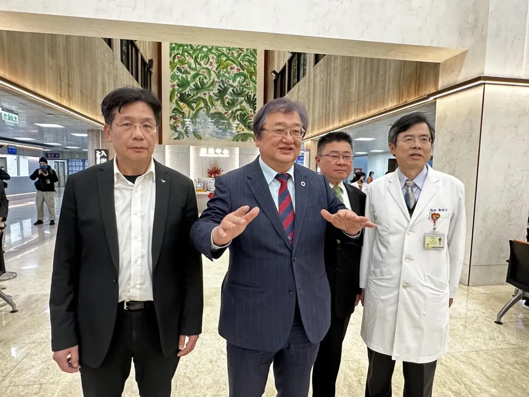 衛福部長邱泰源昨日突襲式巡視各大醫院急診室。（圖／衛福部提供）