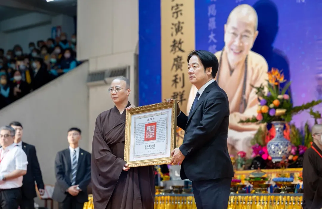 賴總統頒贈中國佛教會理事長淨耀法師褒揚令。(圖/總統府提供)